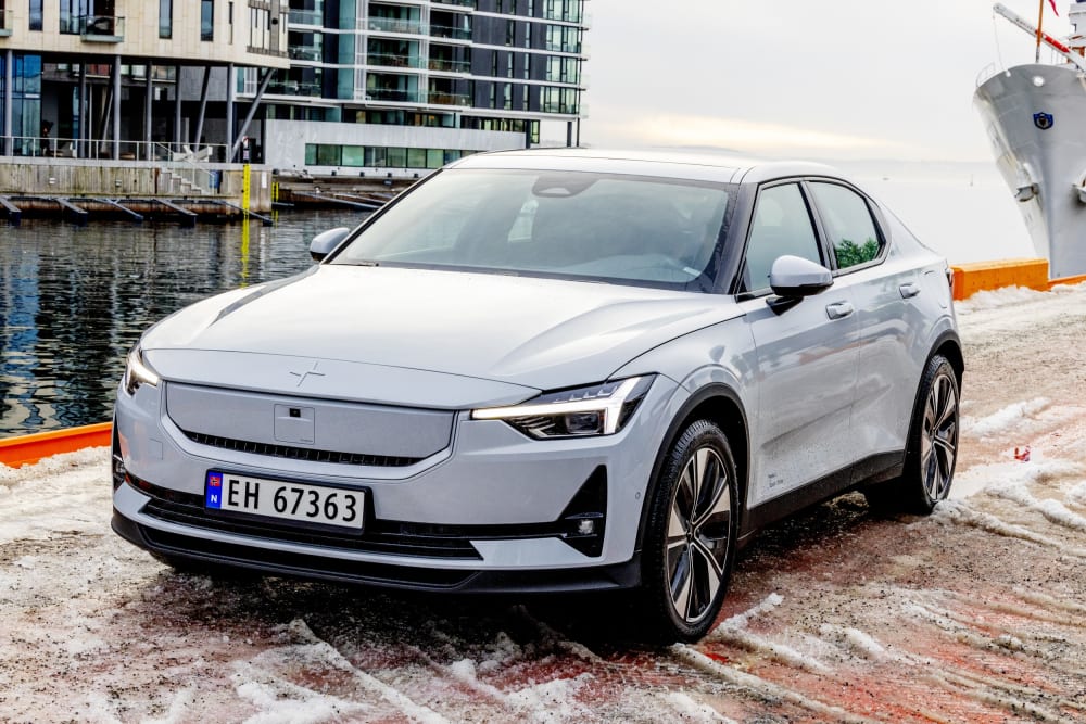 Gråhvit Polestar 2 på kaia